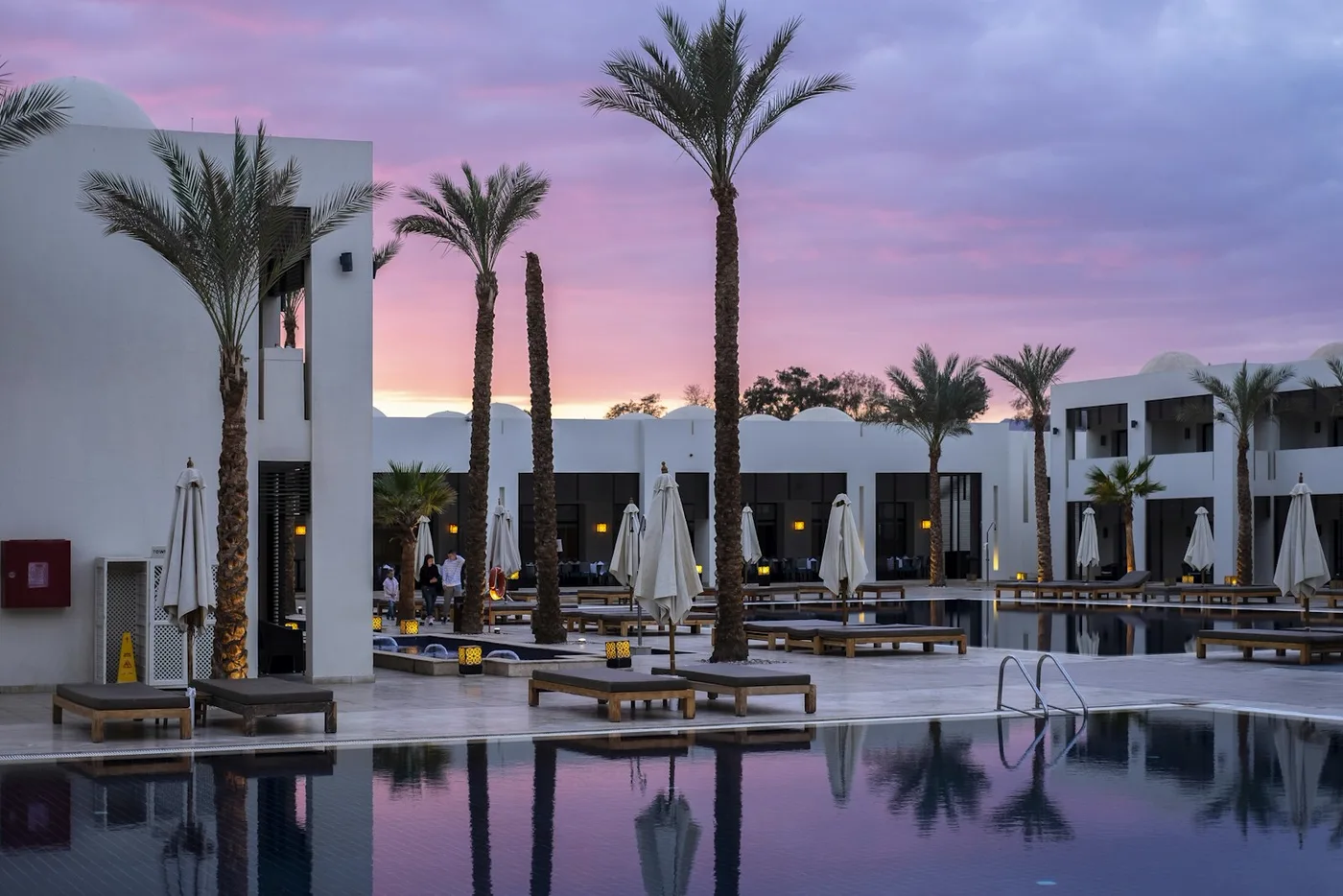 Piscine à débordement d'une villa au crépuscule
